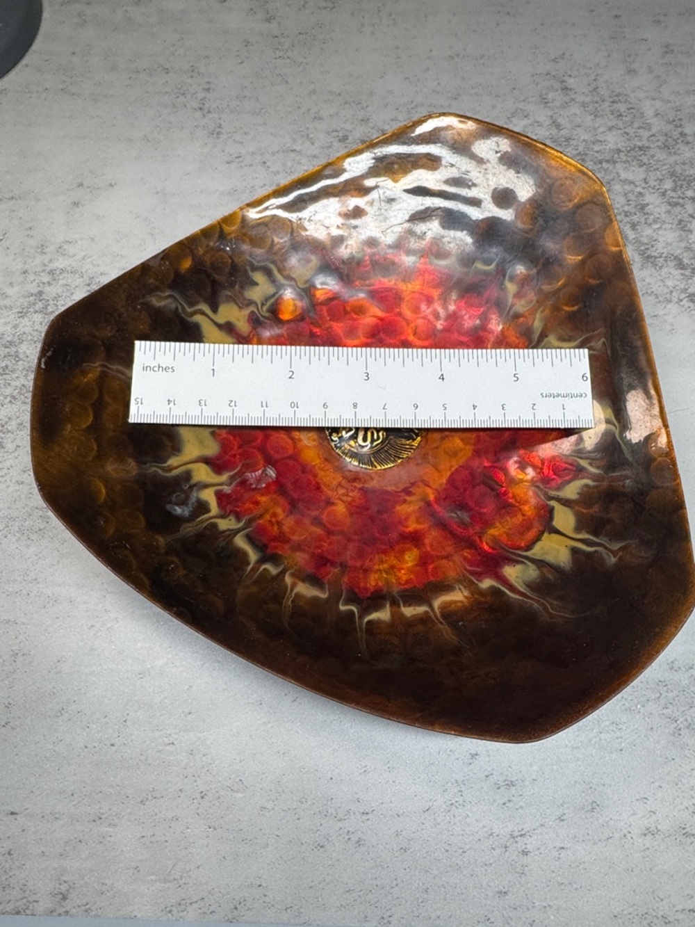 Vintage hammered copper and enamel triangular bowl - Picture 11 of 11